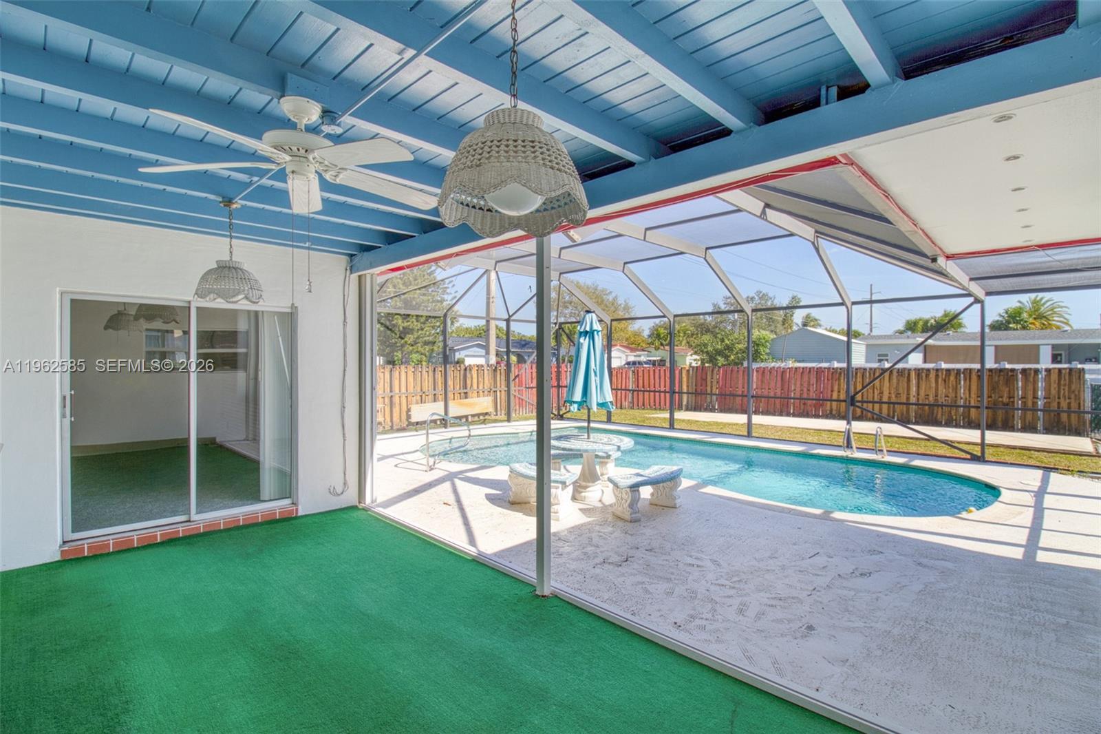 HOLLYWOOD HILLS - Residential