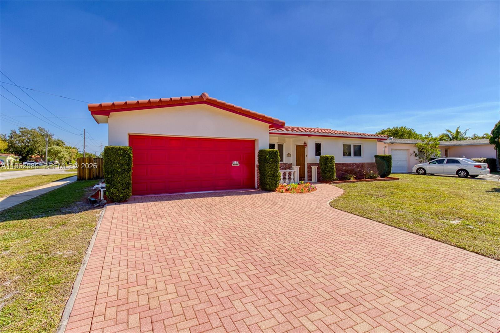 HOLLYWOOD HILLS - Residential