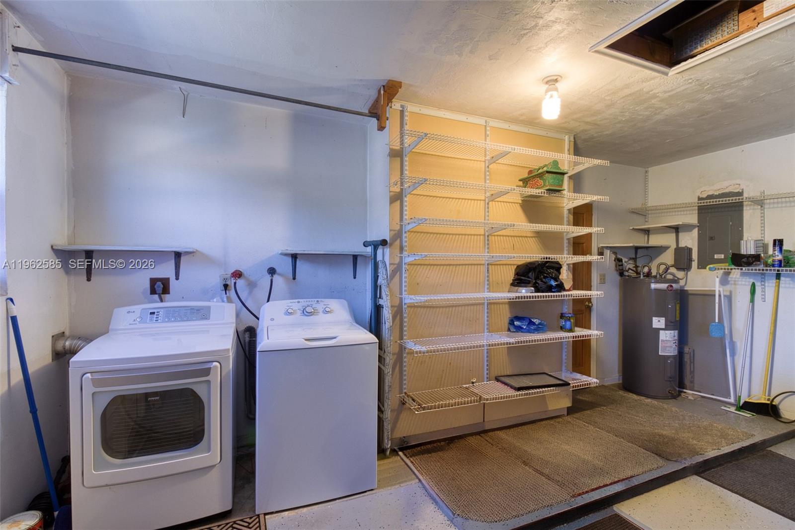 HOLLYWOOD HILLS - Residential