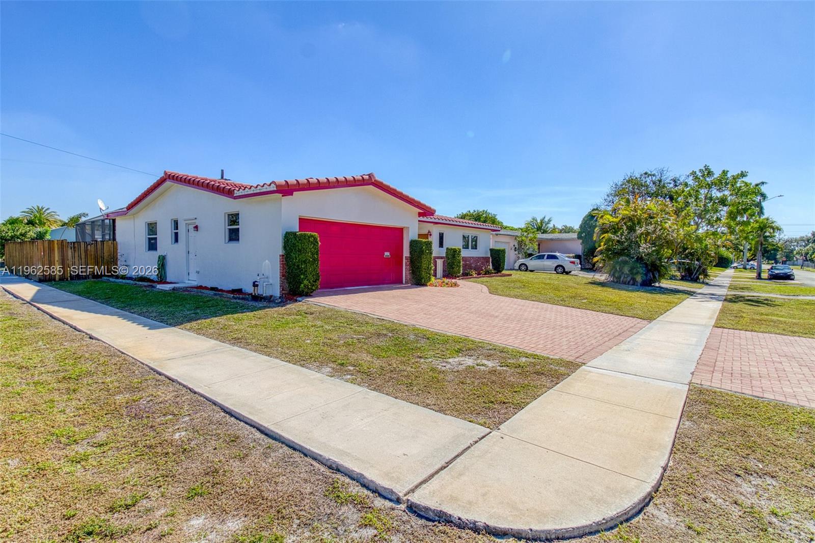 HOLLYWOOD HILLS - Residential