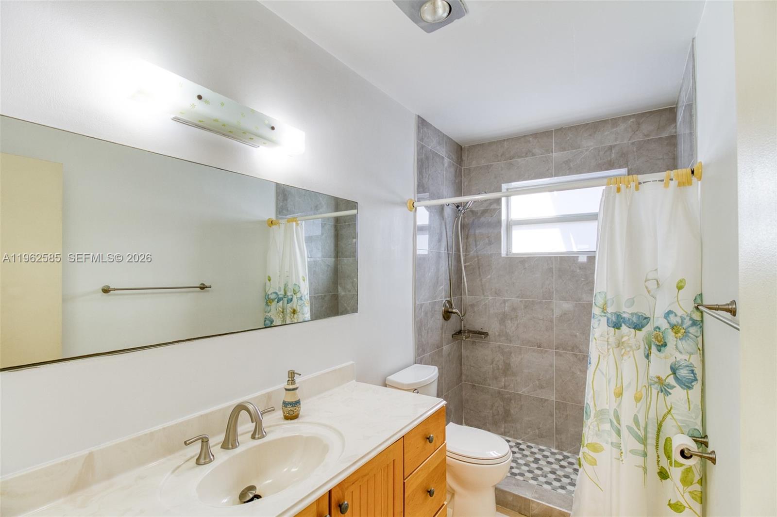 HOLLYWOOD HILLS - Residential