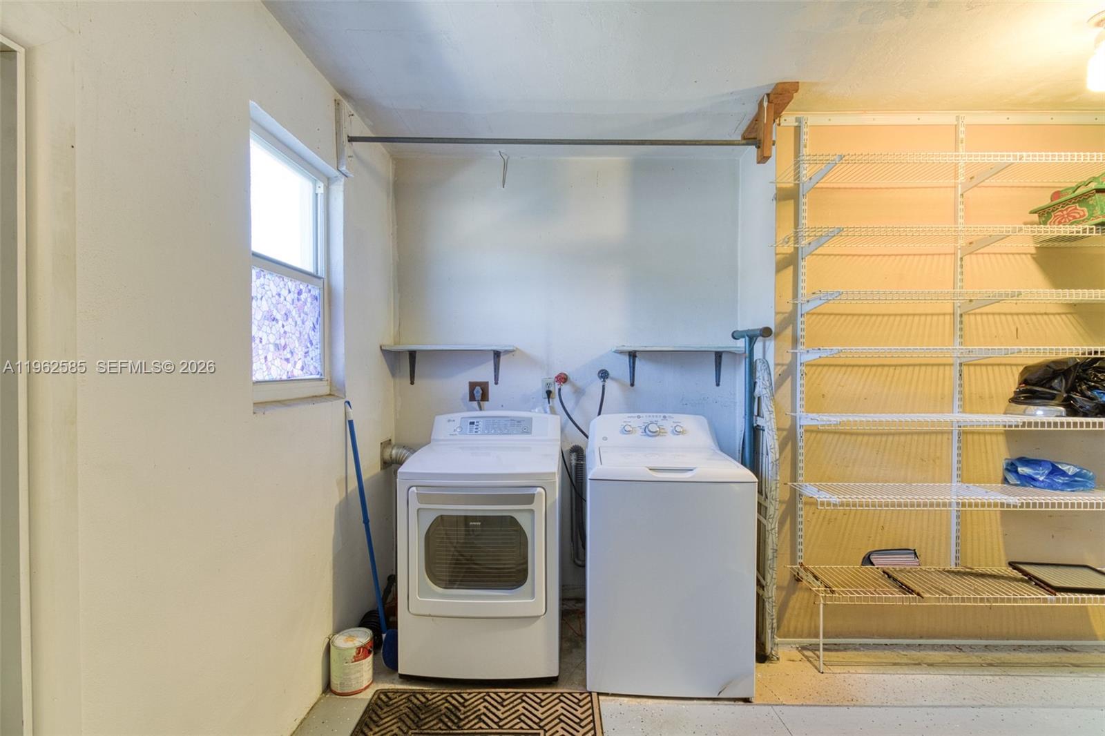 HOLLYWOOD HILLS - Residential