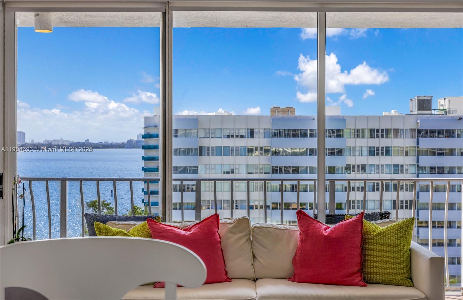 7601 E Treasure Dr 1021