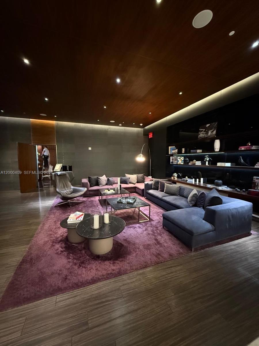 REACH CONDO - Residential Lease