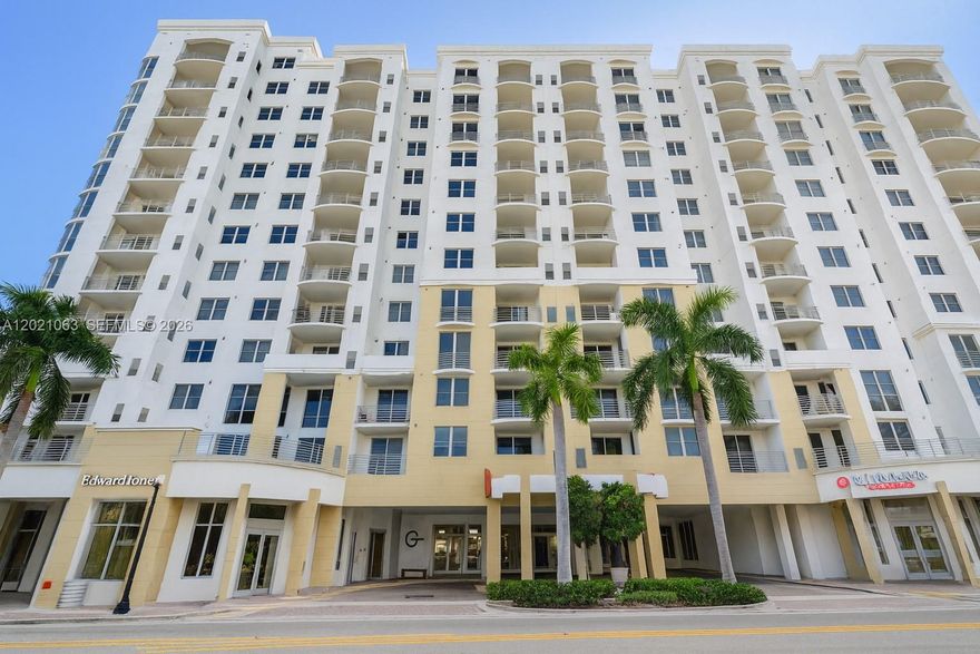 Comfortable and spacious residence ideally located across from Hollywood Circle, featuring a beautiful park and surrounded by restaurants, cafés, supermarkets, and retail shops, all just a short drive to the beach. This prime location is experiencing significant growth, with numerous new developments and projects transforming the area.
Enjoy a lifestyle of comfort and convenience with access to resort-style amenities, including a rooftop pool, Jacuzzi, fitness center, theater room, business center, party and game rooms, as well as 24-hour concierge and valet service.
(*) Real estate agents, please review all remarks prior to requesting a showing. Thank You :)