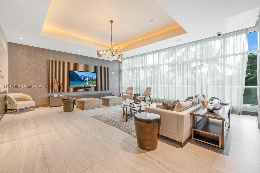 CONTINUUM ON SOUTH BEACH - Residential