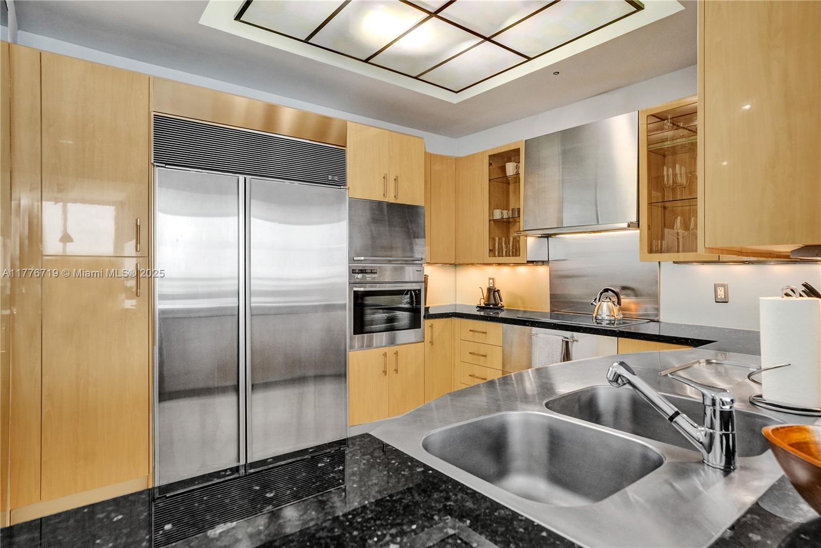 CONTINUUM ON SOUTH BEACH - Residential