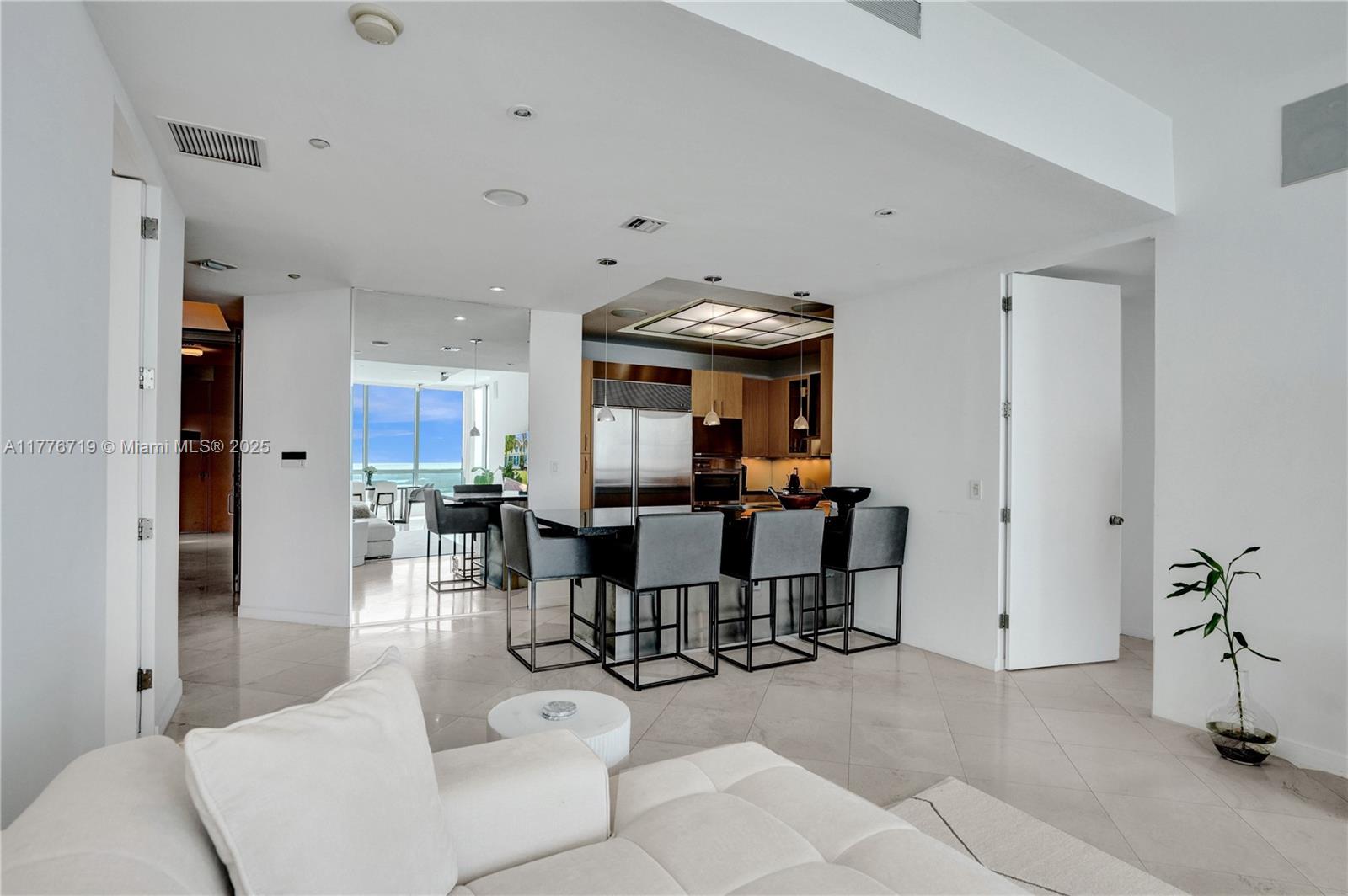 CONTINUUM ON SOUTH BEACH - Residential