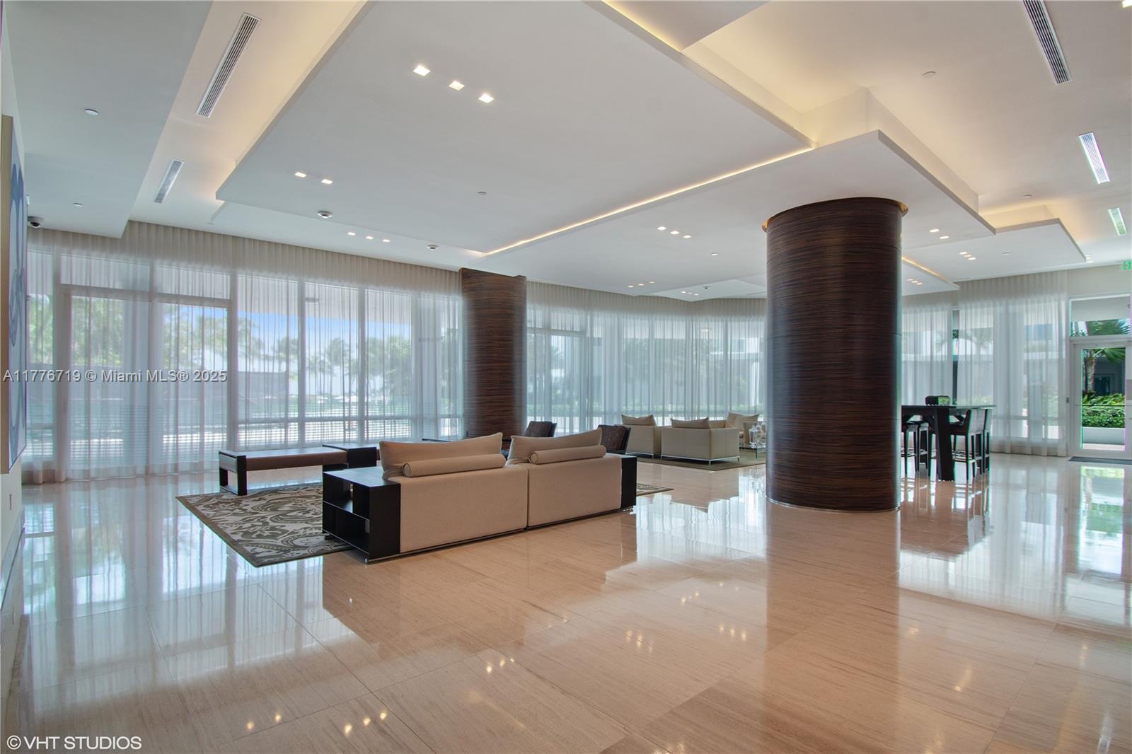 CONTINUUM ON SOUTH BEACH - Residential