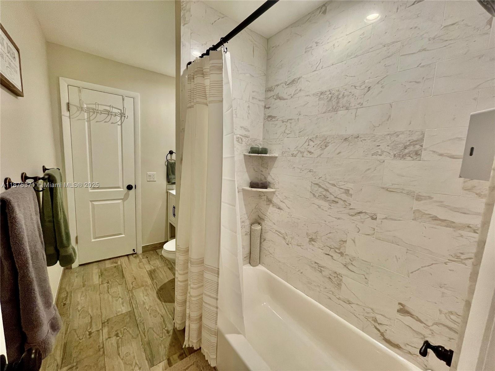 LEMLICH MANOR - Residential