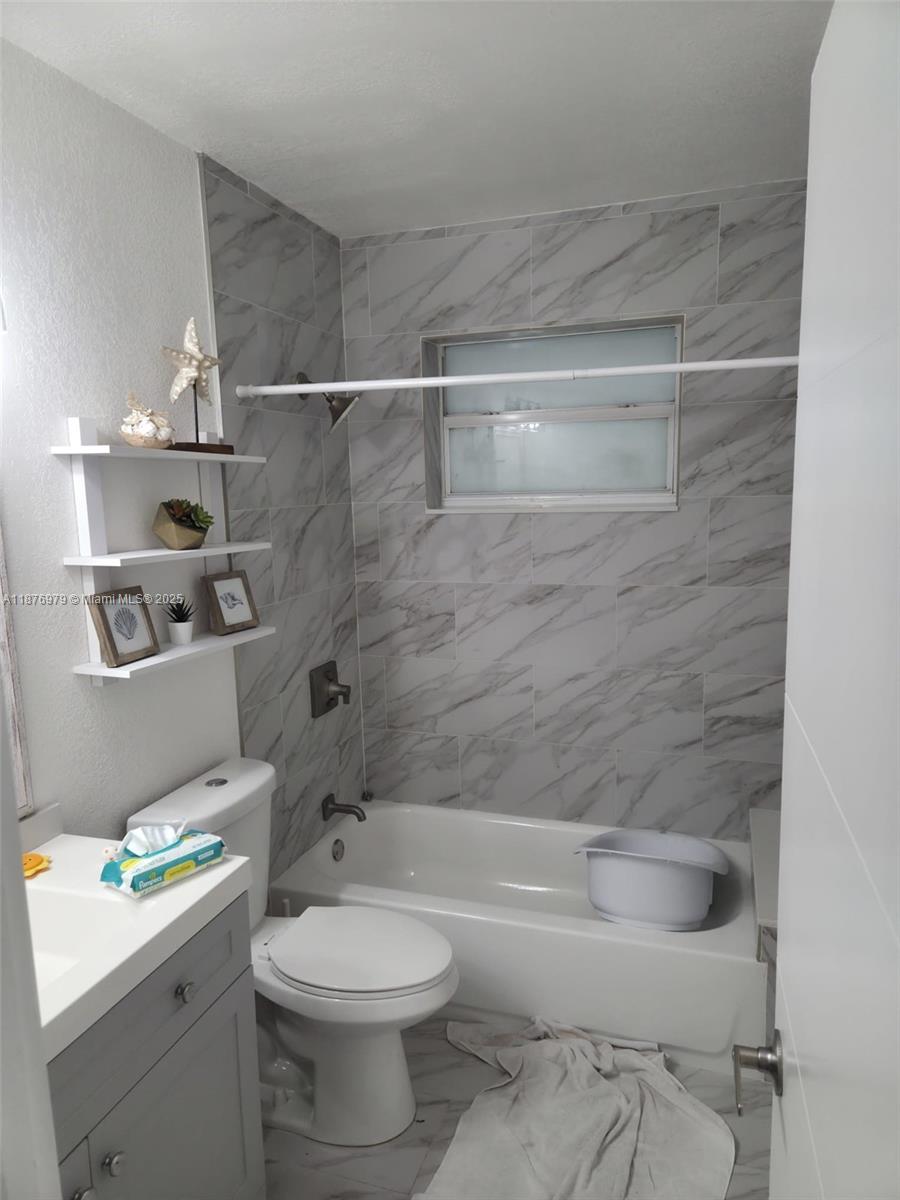 This beautiful home offers 3 generously sized bedrooms, 2 full bathrooms, and 1 half bath for guests, providing both comfort and functionality throughout.
Step into a welcoming living room filled with natural light and excellent ventilation — perfect for relaxing or entertaining. The thoughtfully designed layout features well-defined, move-in ready spaces that enhance everyday living.
The kitchen is efficiently integrated with the main living areas, creating a seamless flow that’s ideal for family gatherings or casual hosting.
An excellent opportunity for those seeking a comfortable, well-located home with ample space for the entire family.