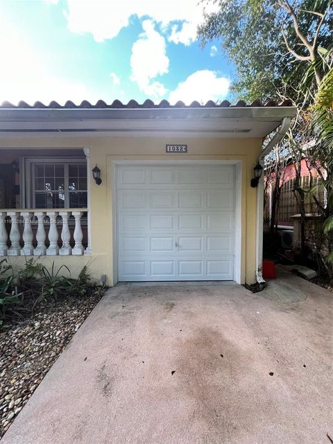 Photo of 1032 Obispo Ave, Coral Gables, FL 33134 (MLS # A11905284) Photo of 1032 Obispo Ave, Coral Gables, FL 33134 (MLS # A11905284)