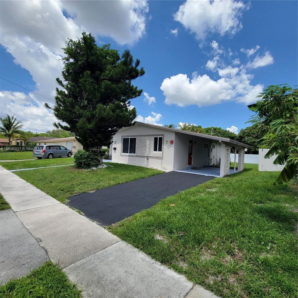 Photo of 631 SW 28th Ter, Fort Lauderdale, FL 33312 (MLS # A11408931)