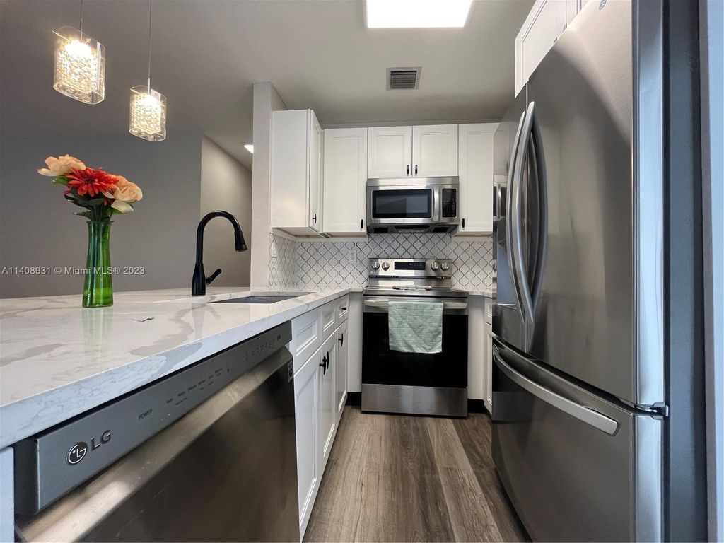 Photo of 631 SW 28th Ter, Fort Lauderdale, FL 33312 (MLS # A11408931)