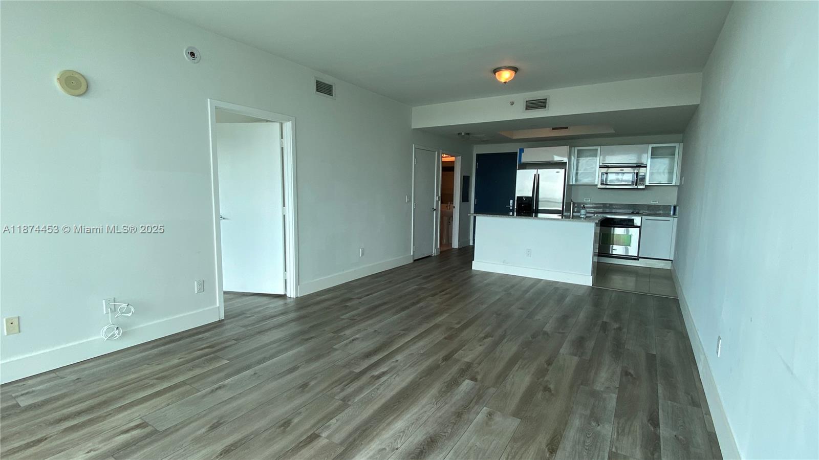 AMAZING 1 BED 1.5 BATHS WITH BREATHTAKING DIRECT BAY VIEWS. STAINLESS STEEL APPLIANCES. BUILDING OFFERS TOP OF THE LINE AMENITIES INCLUDING 2 POOLS, 2 HOT TUBS, PUTTING GREEN, VOLLEYBALL COURT, FITNESS CENTER, 24-HR CONCIERGE/SECURITY & MORE. ACROSS FROM THE AMERICAN AIRLINES ARENA & WITHIN WALKING DISTANCE TO BAYSIDE, PERFORMING ARTS CENTER & MUSEUM PARK