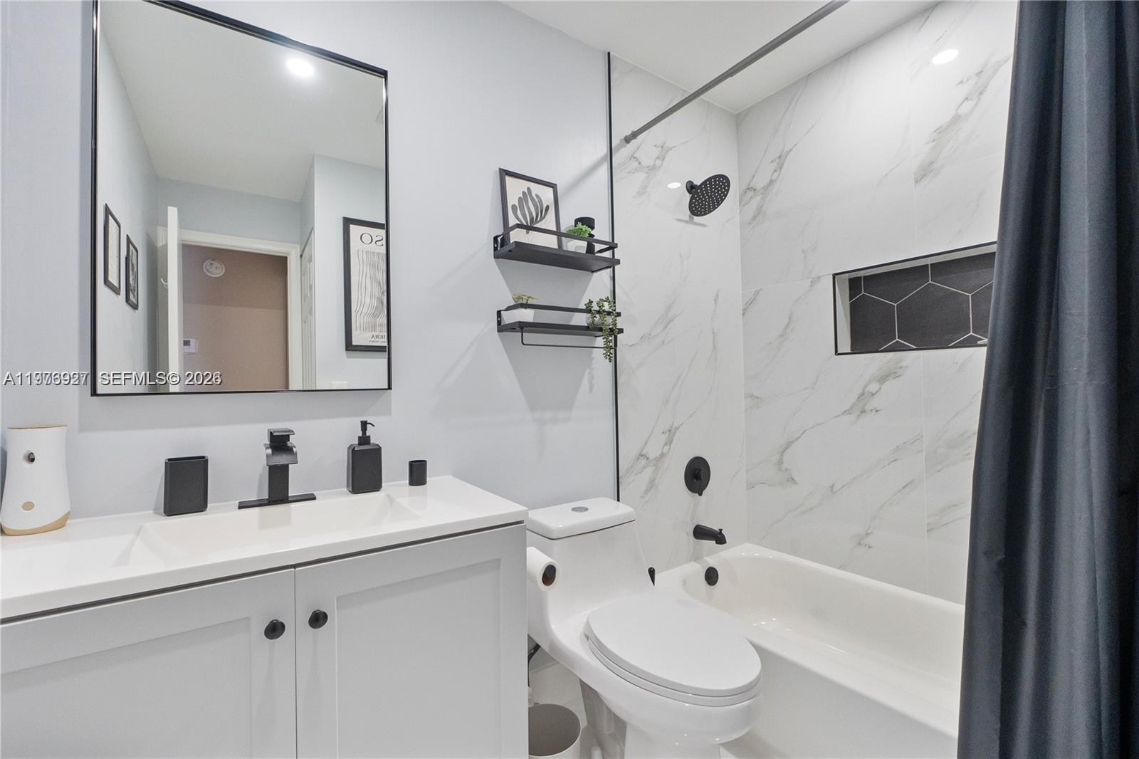 LAKEWOOD EAST SEC 1 - Residential Lease