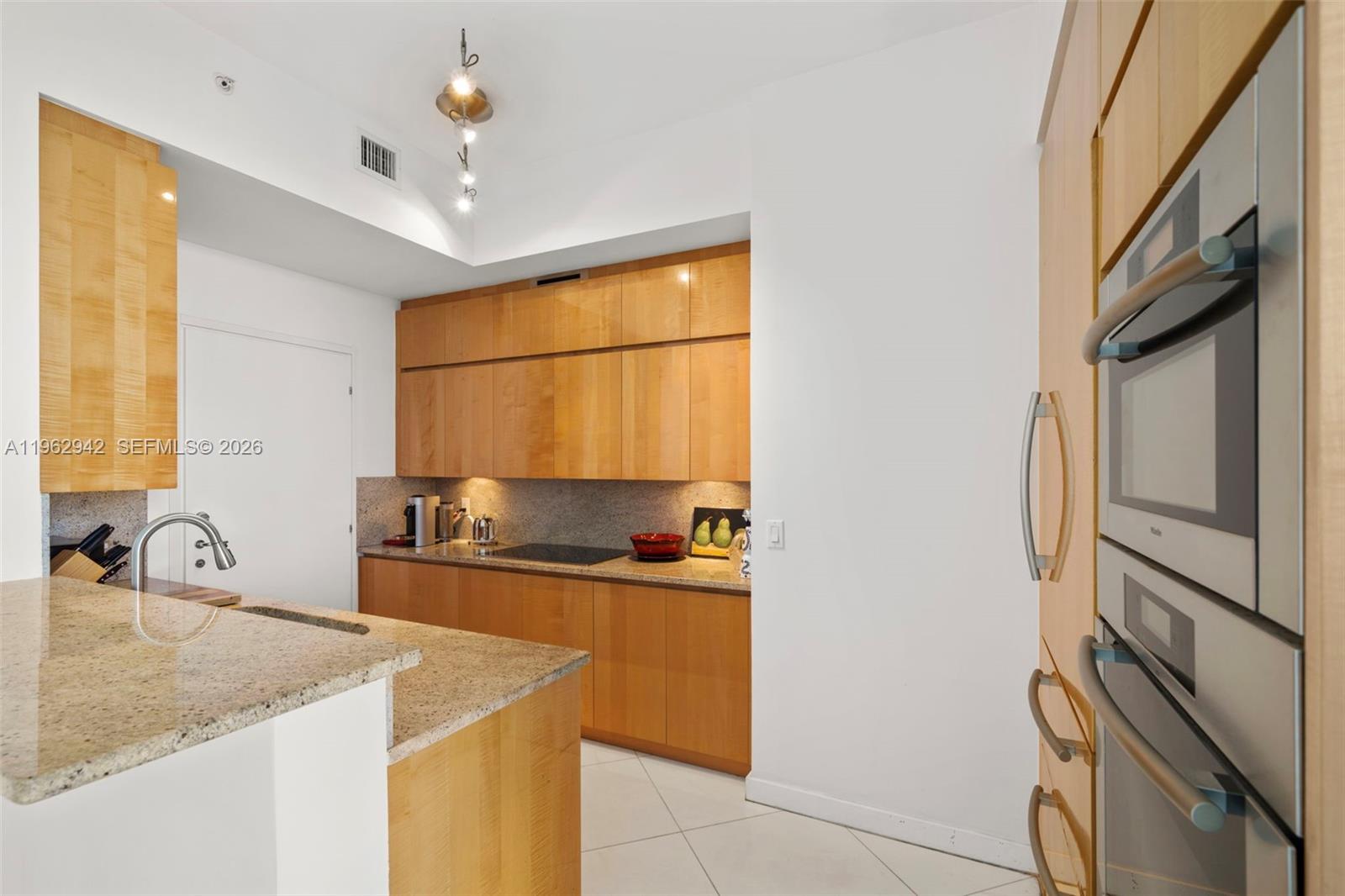 CONTINUUM ON SOUTH BEACH - Residential