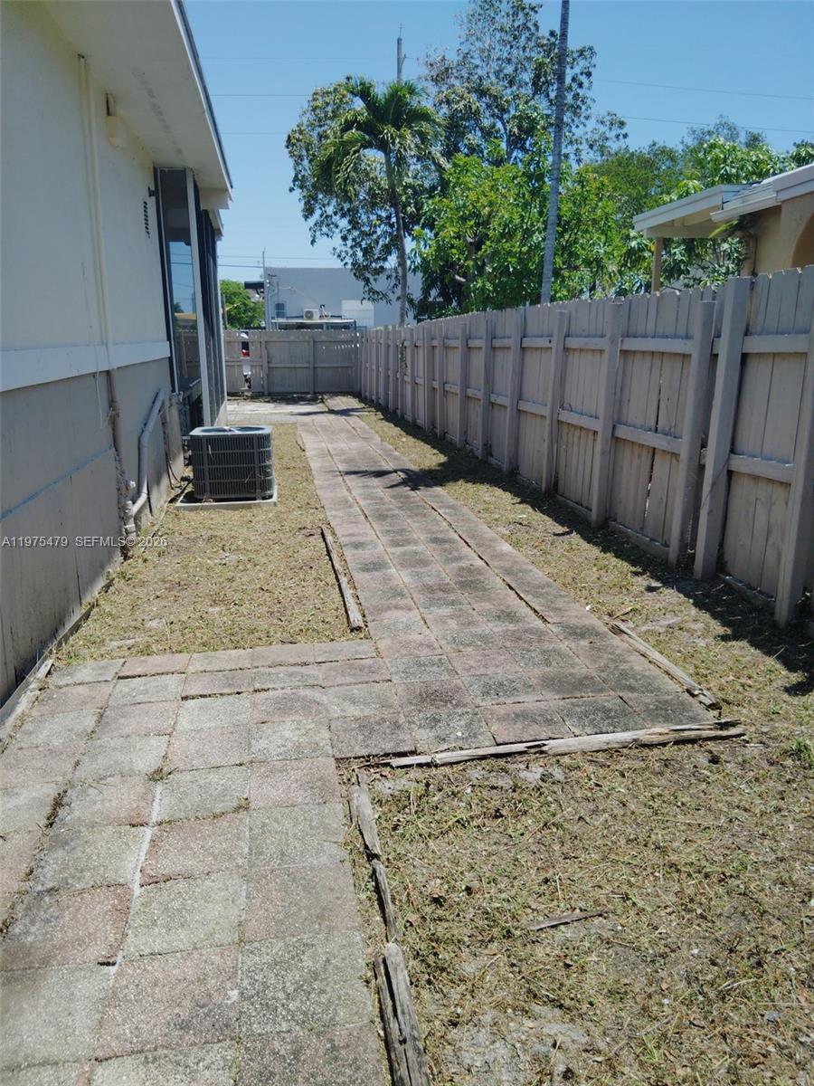 TOWN OF HALLANDALE B-13 - Residential