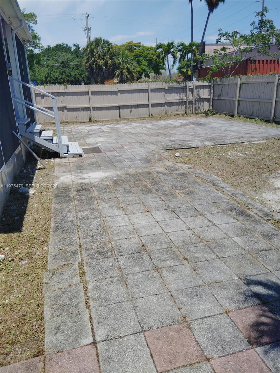 TOWN OF HALLANDALE B-13 - Residential