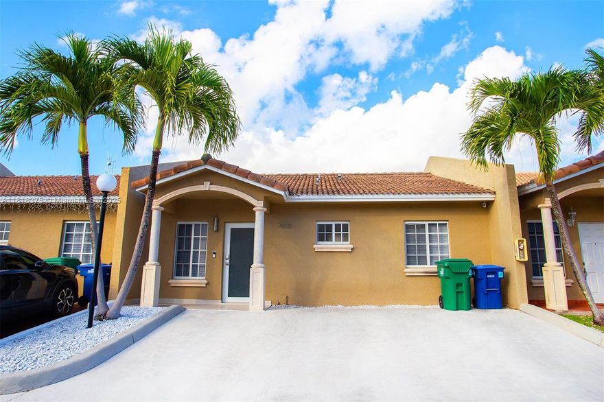 Beautiful villa FOR RENT! Property is completely renovated and features a spacious modern kitchen with stainless steel appliances, modern tile through out, tankless water heater, newer A/C, impact doors and a spacious patio. Amazing location with all major expressways near by. Schedule your showing today!