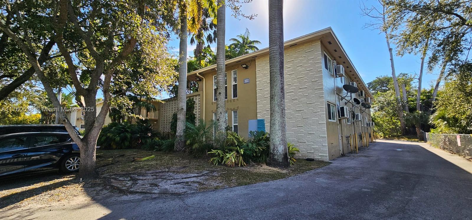 Rental Property at 6310 Sw 79th St 19, South Miami, Miami-Dade County, Florida - Bedrooms: 1 
Bathrooms: 1  - $1,800 MO.