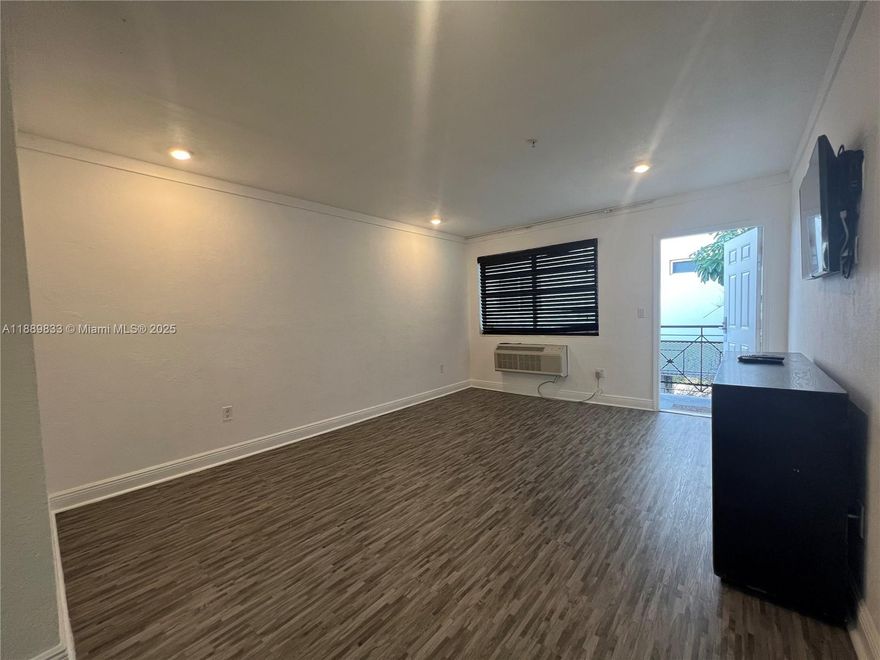 CHARMING FURNISHED STUDIO IN THE HEART OF SOUTH BEACH. ONE BLOCK AWAY FROM LINCOLN ROAD, ALL RESTAURANTS AND FAMOUS BEACHES. EASY TO SHOW.