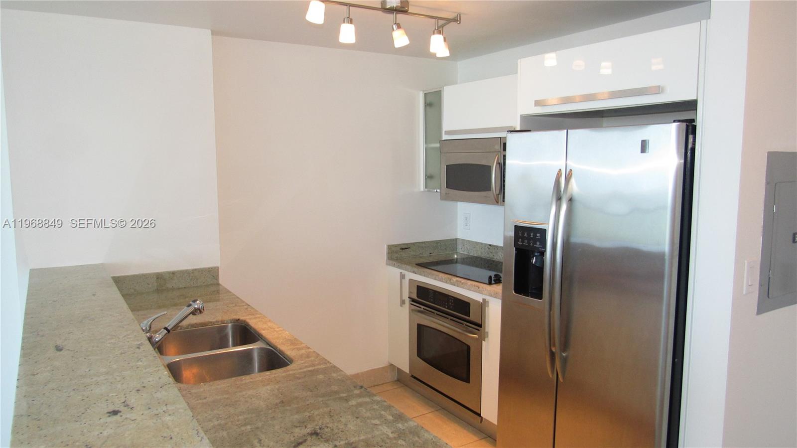 BLUE CONDO - Residential