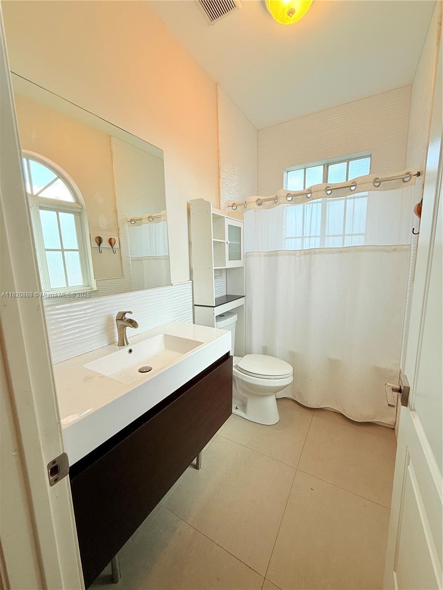 TAMIAMI PLACE PLAN NO 3 - Residential Lease