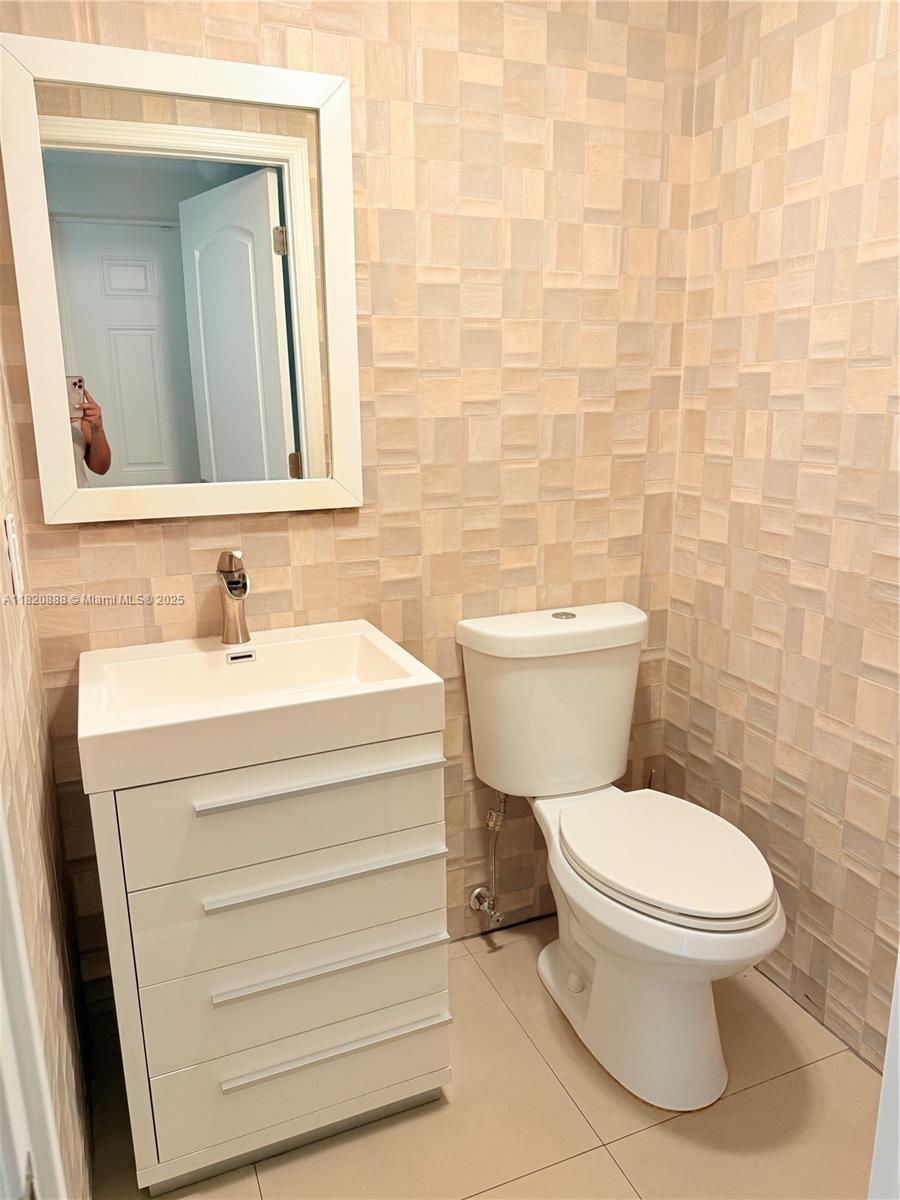 TAMIAMI PLACE PLAN NO 3 - Residential Lease