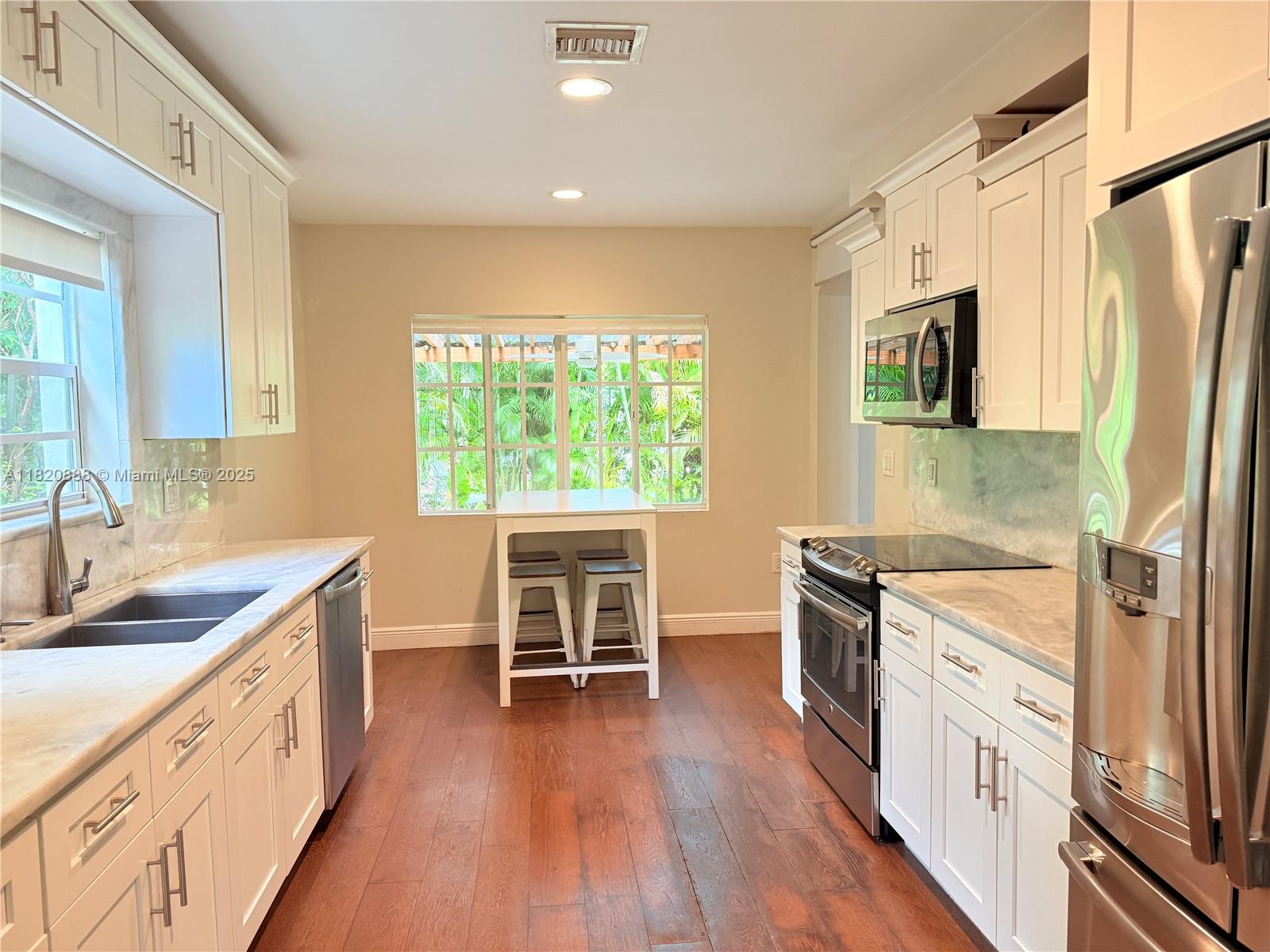 TAMIAMI PLACE PLAN NO 3 - Residential Lease