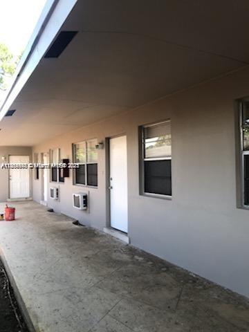 FOUR UNIT BUILDING IN EAST FT. LAUDERDALE! INCOME PRODUCING FROM DAY ONE! FULLY RENTED FOR $6,950 PER MONTH / $83,400 PER YEAR! THREE UNITS WERE RENOVATED WITH NEW KITCHEN, UPGRADED LIGHTING AND NEW CABINETS, CERAMIC TILE FLOORING THROUGHOUT. GREAT LOCATION, MINUTS FROM DOWNTOWN FT. LAUDERDALE, MAJOR PLAZAS AND SHOPPING CENTERS.