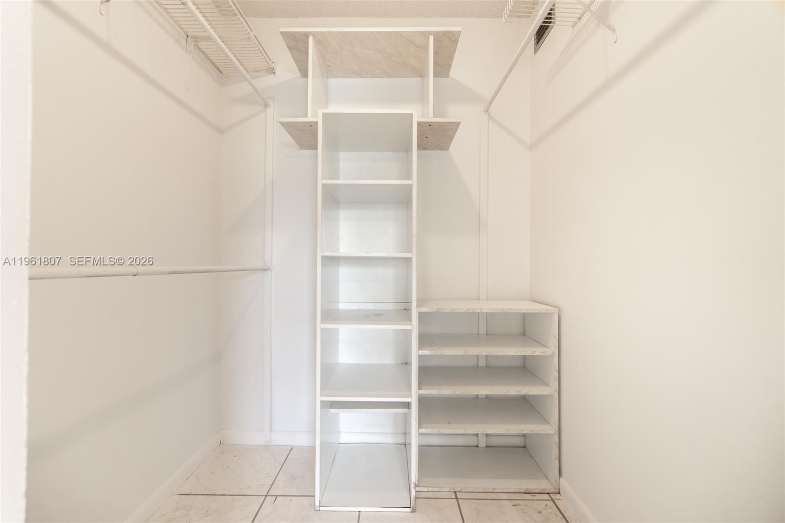 ORIOLE GOLF & TENNIS CLUB - Residential