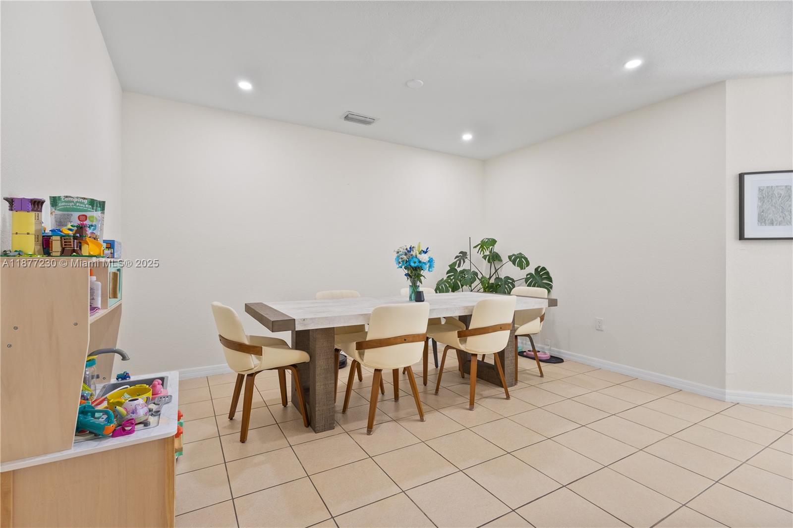 FOREST LAKE PARADISE - Residential