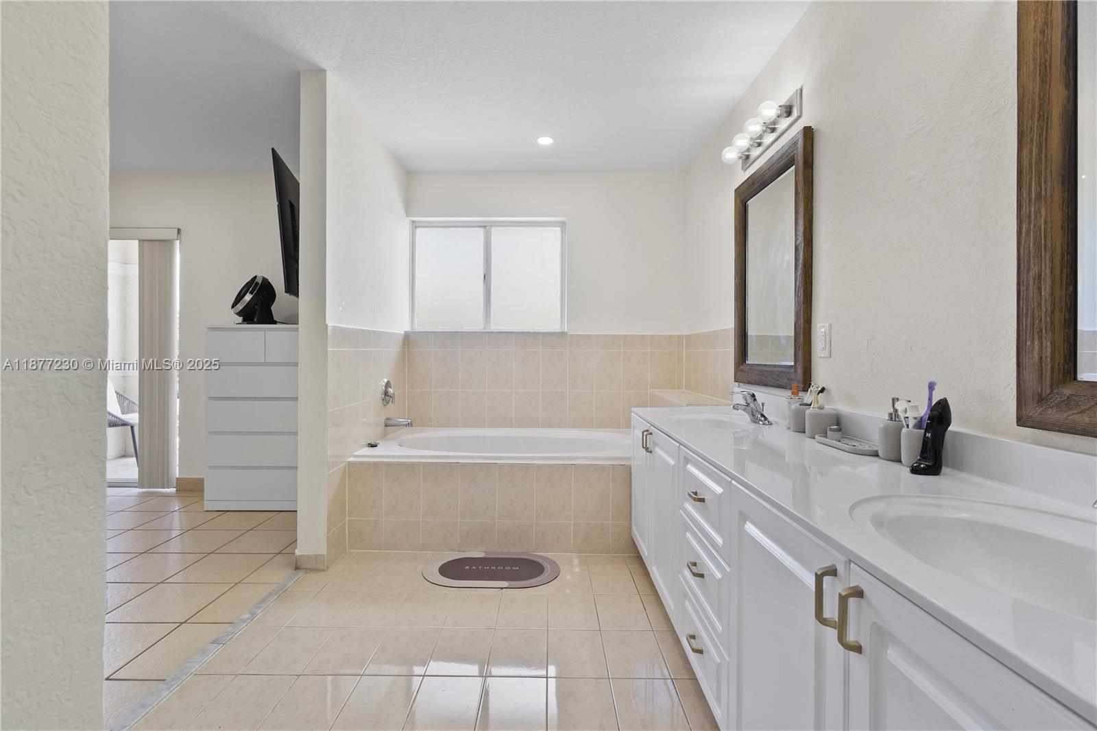 FOREST LAKE PARADISE - Residential