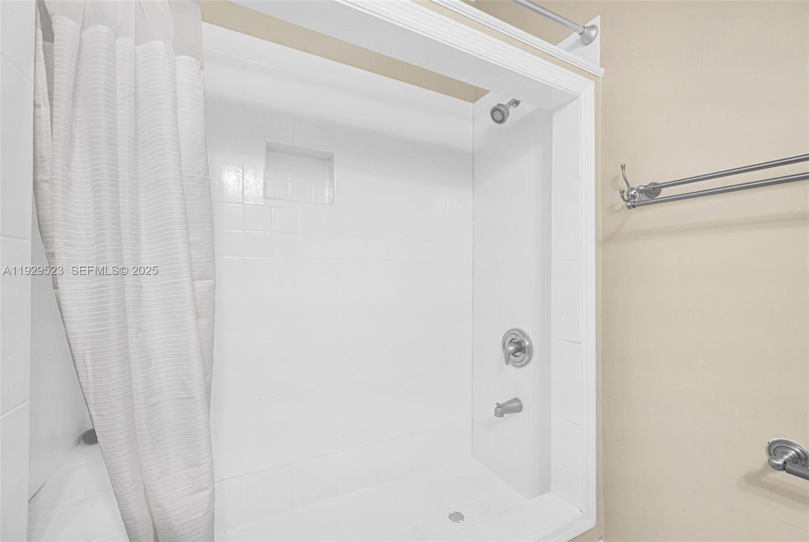 POD 6 AT MONARCH LAKES - Residential Lease