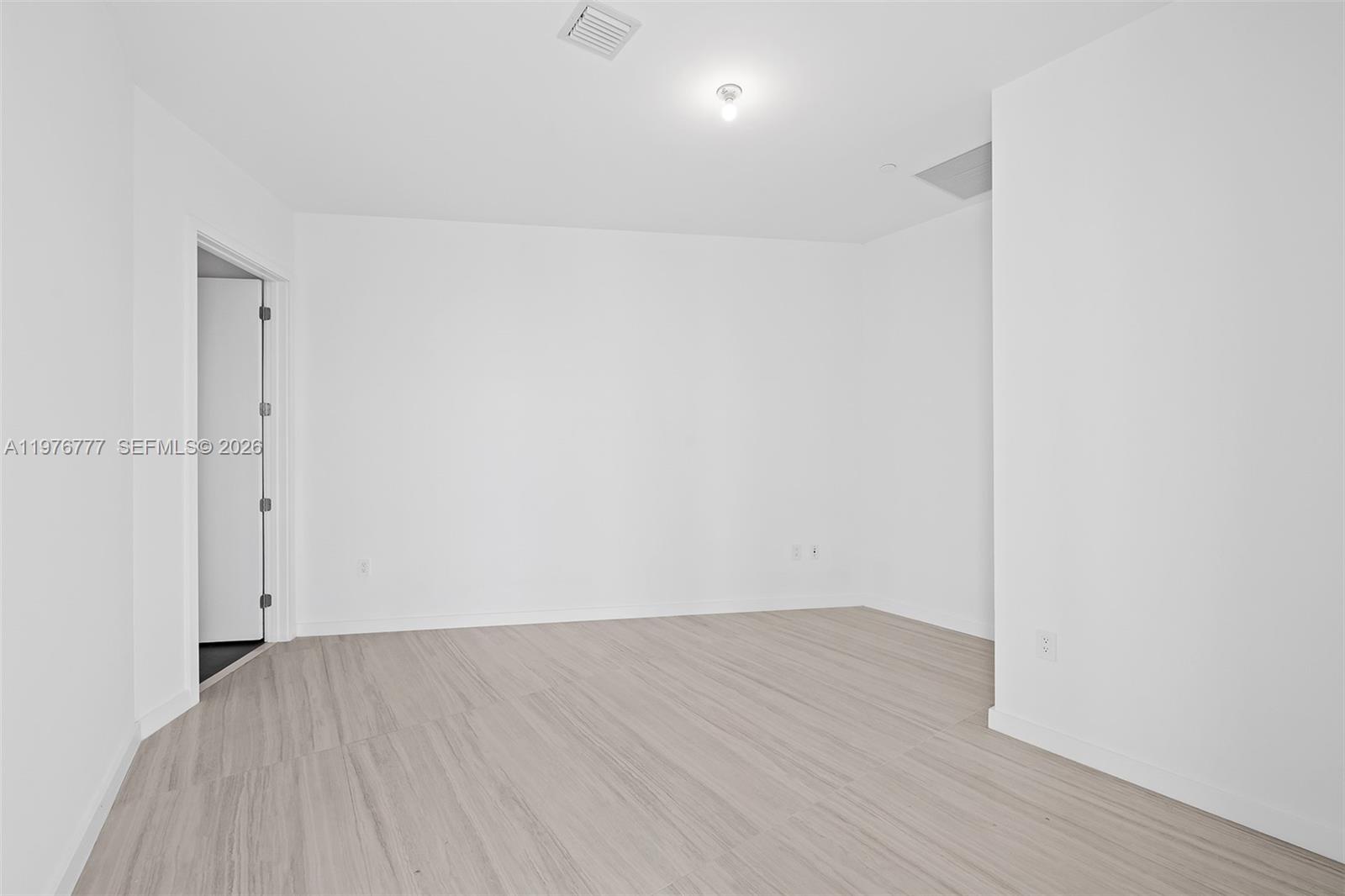 PARAMOUNT MIAMI WORLDCENT - Residential Lease