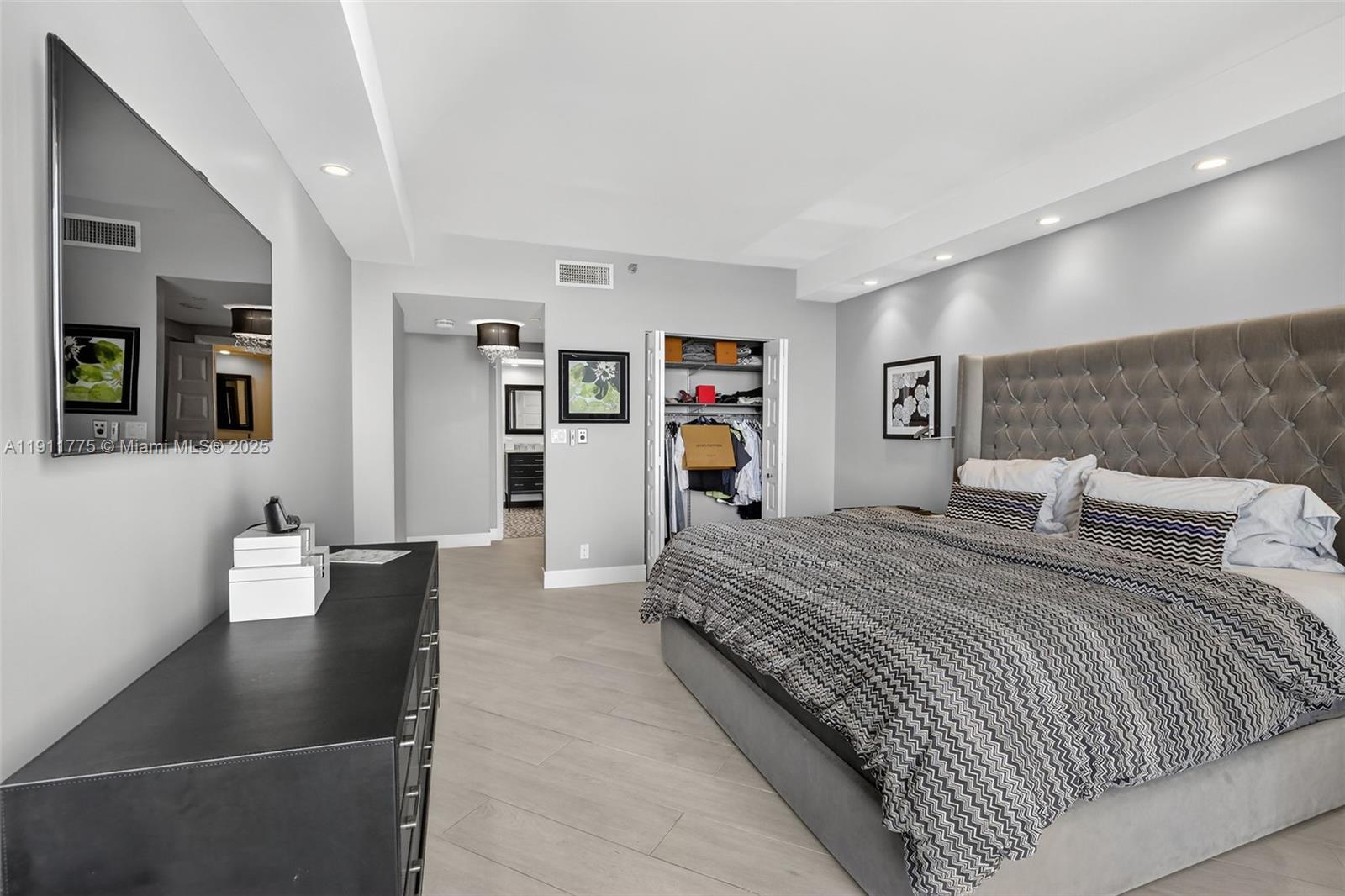 HAMPTONS WEST CONDO - Residential