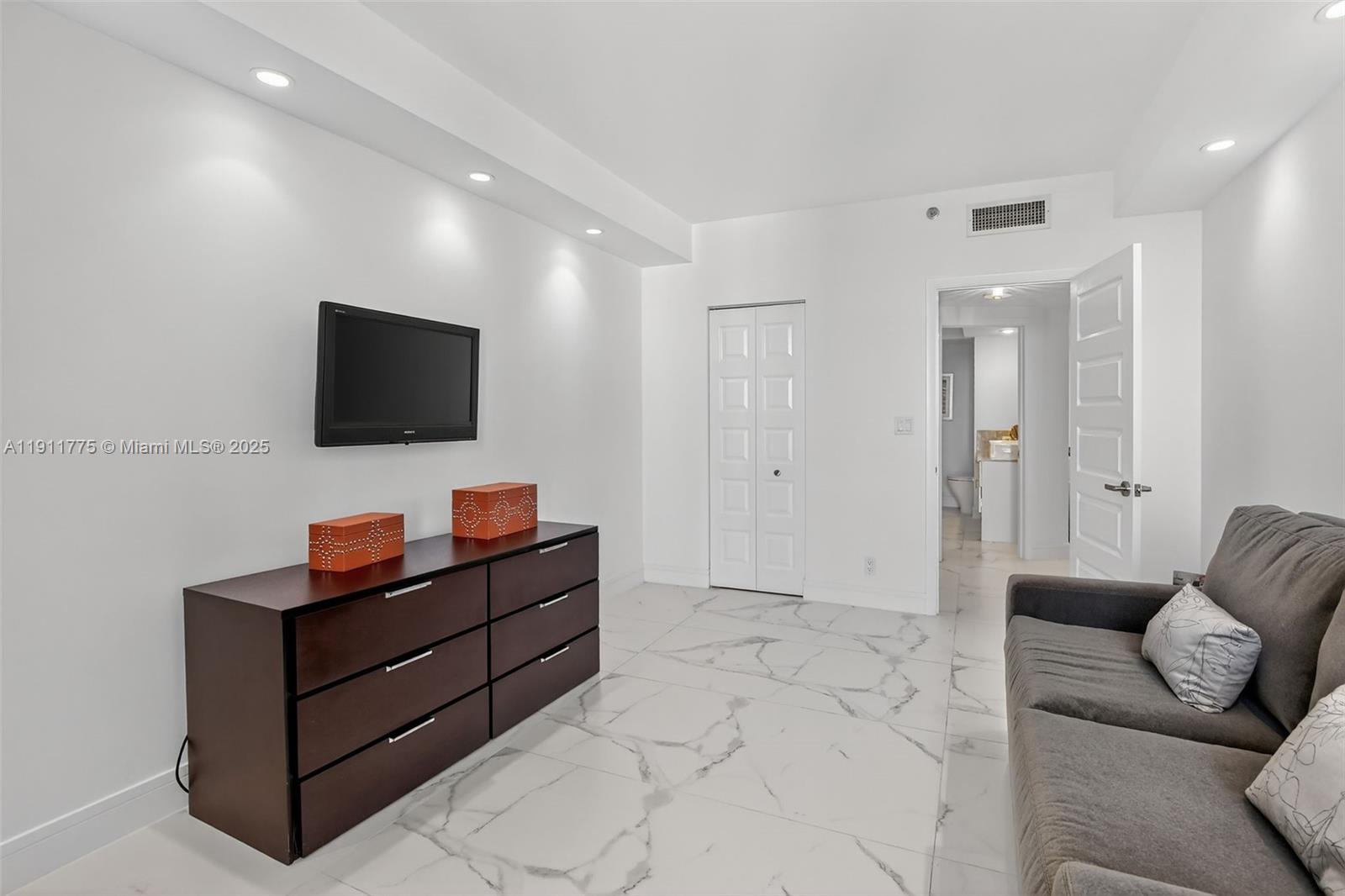 HAMPTONS WEST CONDO - Residential