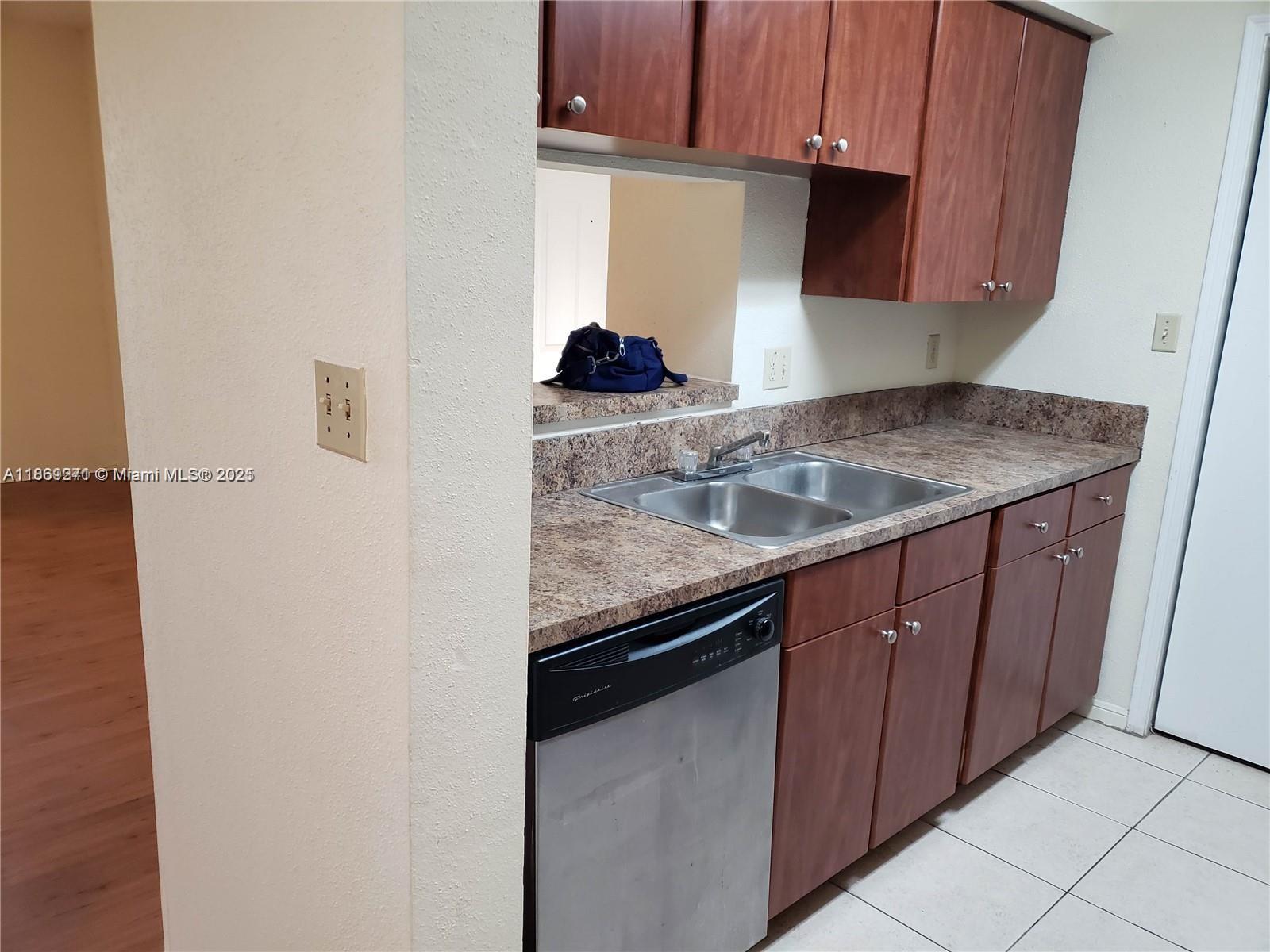 SAVANNAH AT RIVERSIDE CON - Residential Lease