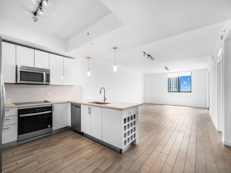 HUGE BEAUTIFUL 1 BEDROOM FULLY TILED WITH STUNNING SKYLINE VIEWS. LARGEST 1 BEDROOM IN AREA COMPLETE WITH WALK-IN CLOSET AND EN-SUITE BATHROOM. FULL SIZE WASHER AND DRYER. ONE ELEVATOR AWAY FROM MARY BRICKELL VILLAGE, WITH OVER 35 RESTAURANTS IN THE AREA, PUBLIX, GYM AND NIGHT LIFE. ONE BLOCK AWAY FROM BRICKELL CITY CENTER. AMAZING AMENITIES, GYM, POOL, GAME ROOM, BUSINESS CENTER, KIDS ROOM, PARTY ROOM WITH BILLIARDS & DOG RUN. 1 ASSIGNED PARKING SPACE.