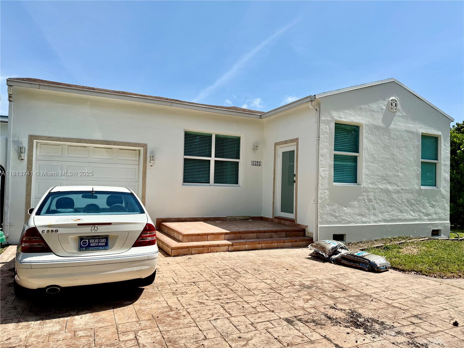 1525 Sw 18th St, Miami, Broward County, Florida - 3 Bedrooms  
2 Bathrooms - 