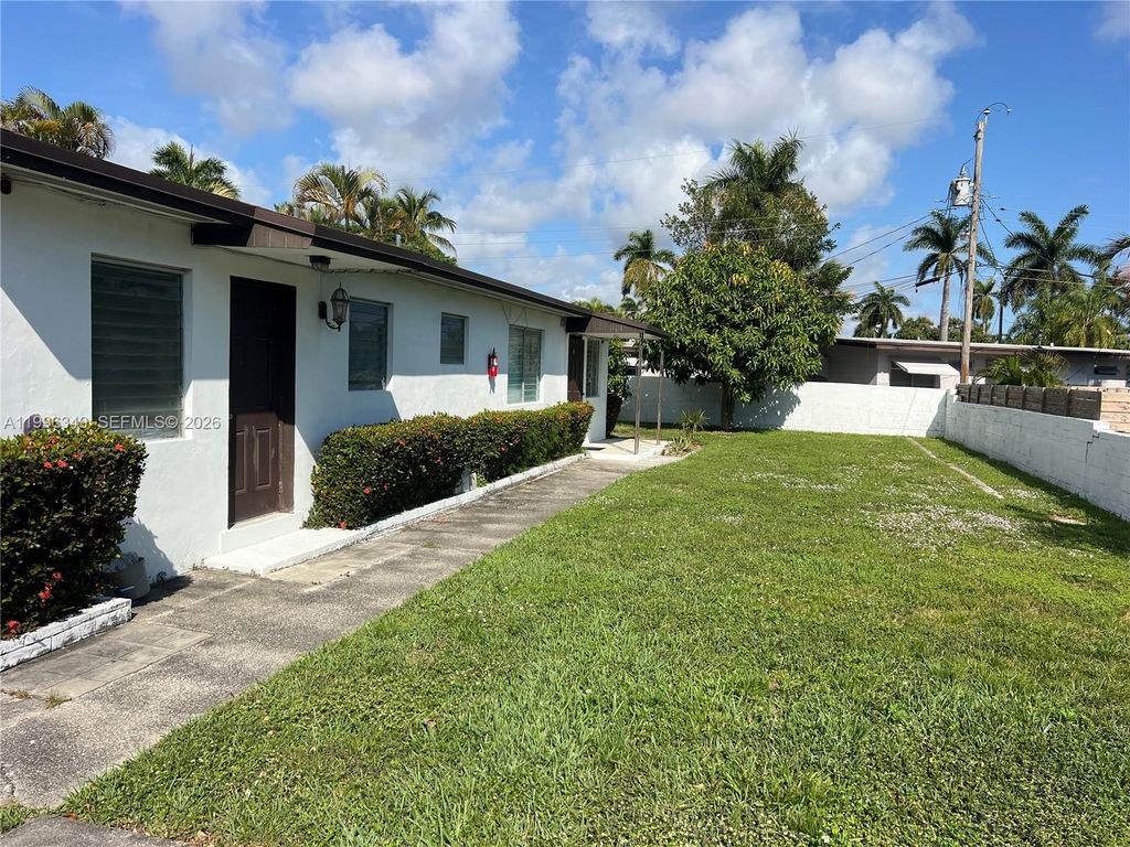 Photo of 809 NE 2nd St unit 1-2, Hallandale Beach, FL 33009 (MLS # A11996349)