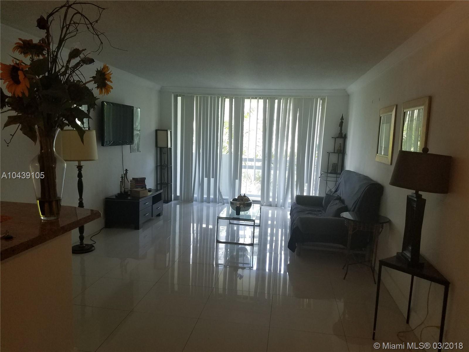 1/1 unit in the lovely Flamingo Condo! Close to everything and plenty of amenities!