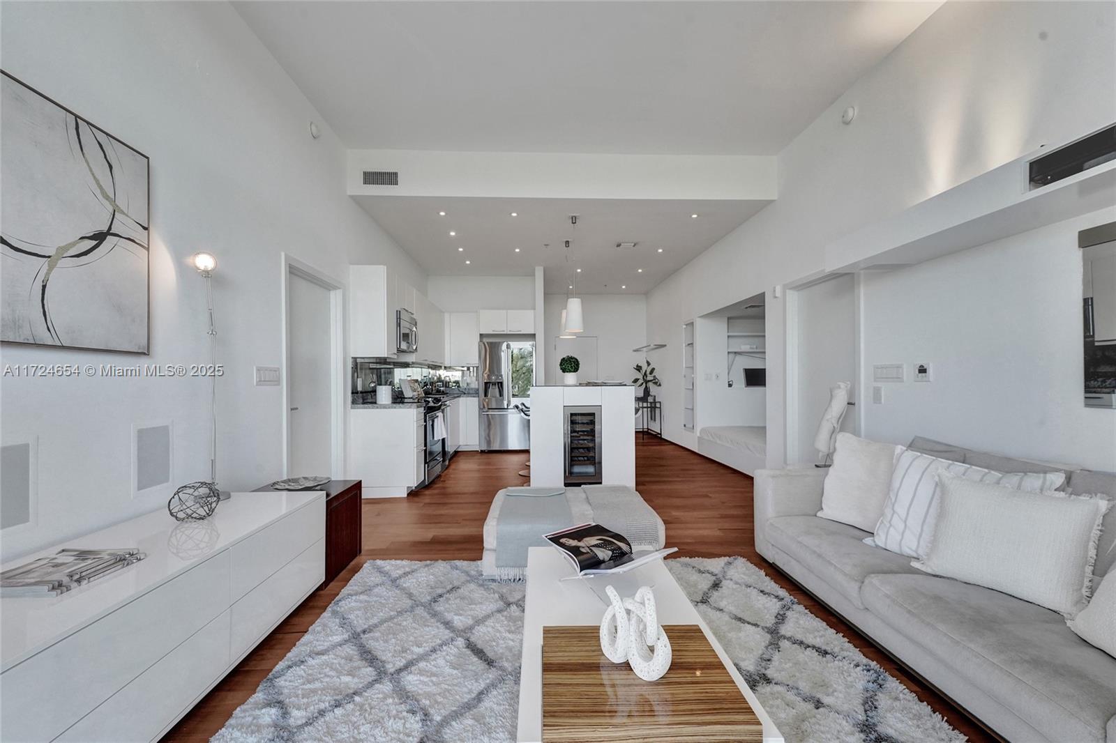 2001 Meridian Ave 505