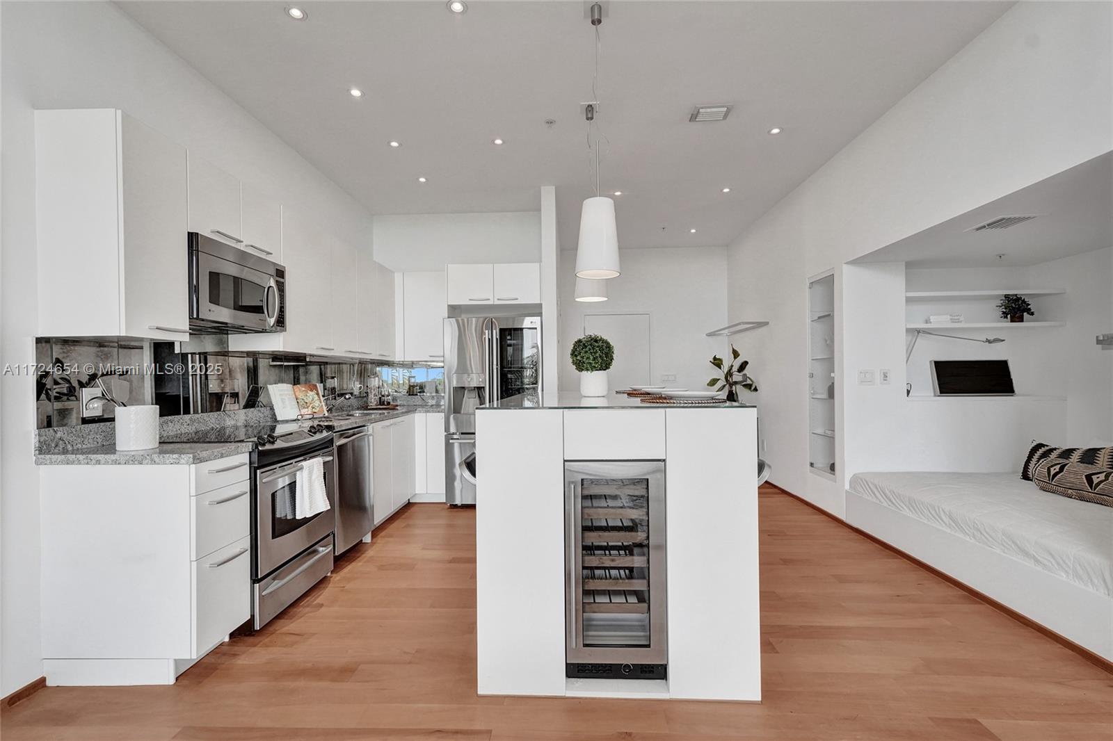 2001 Meridian Ave 505