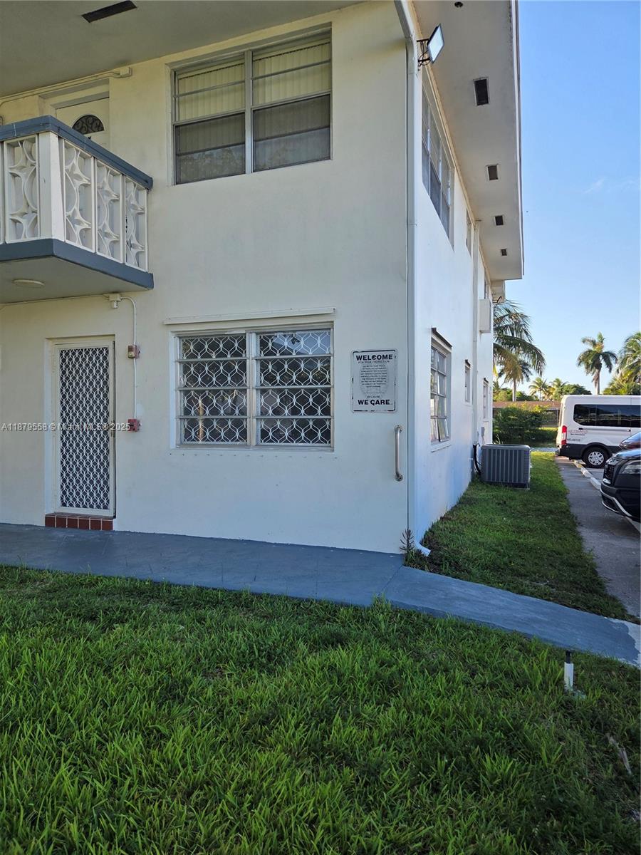 55+ COMMUNITY
LOVELY 2 BEDROOMs 2 BATHROOMS GARDEN'S APARTMENT ON THE 1ST FLOOR. CERAMIC TILES THRUGHOUT THE UNIT COMMUNITY POOL. LARGE BEDROOM FRESHLY PAINTED. REMODELED BATHROOMS AND KITCHEN GAS STOVE CONVENIENTLY LOCATED TO MAJOR ROADS, PUBLIC TRANSPORTATION AND SHOPPING. ASSOCIATION REPRESENT. NEED PAYSTUBS AND CREDIT
