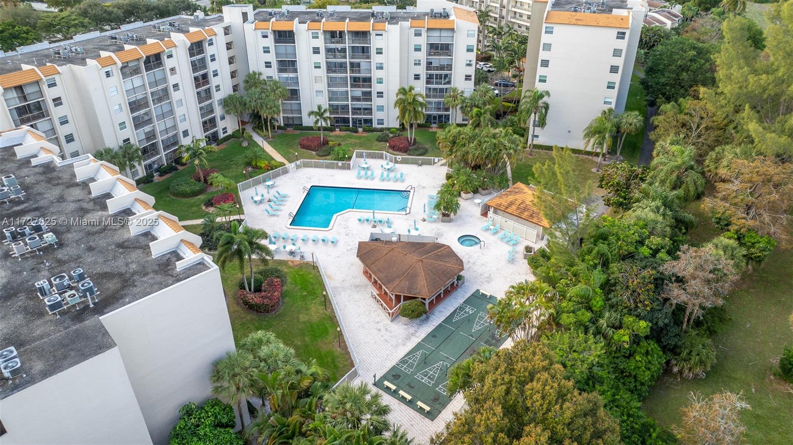 18TH HOLE AT INVERRARY CO - Residential