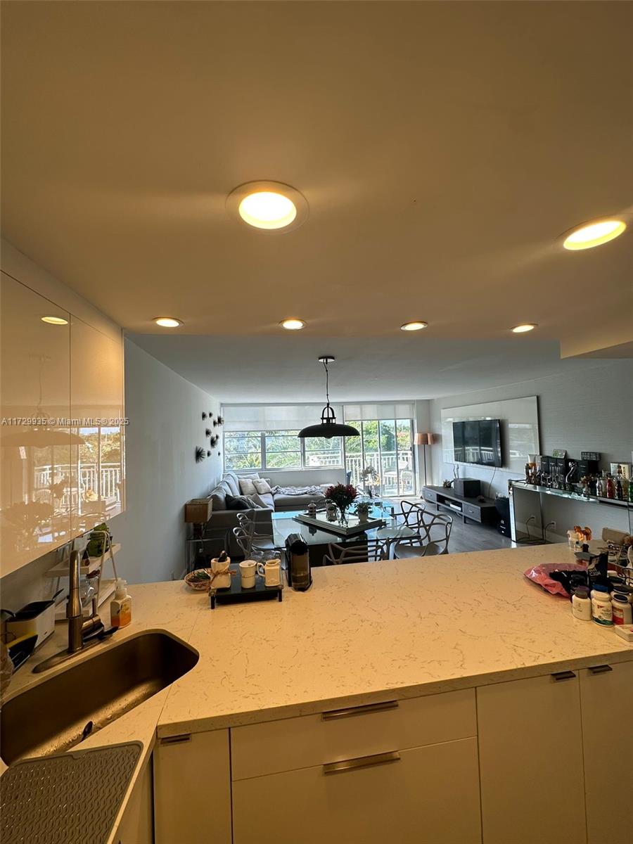 BAYVIEW TOWERS CONDO SOUT - Residential