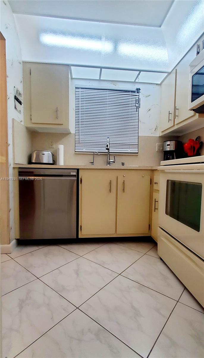 SUNRISE LAKES 168 CONDO - Residential