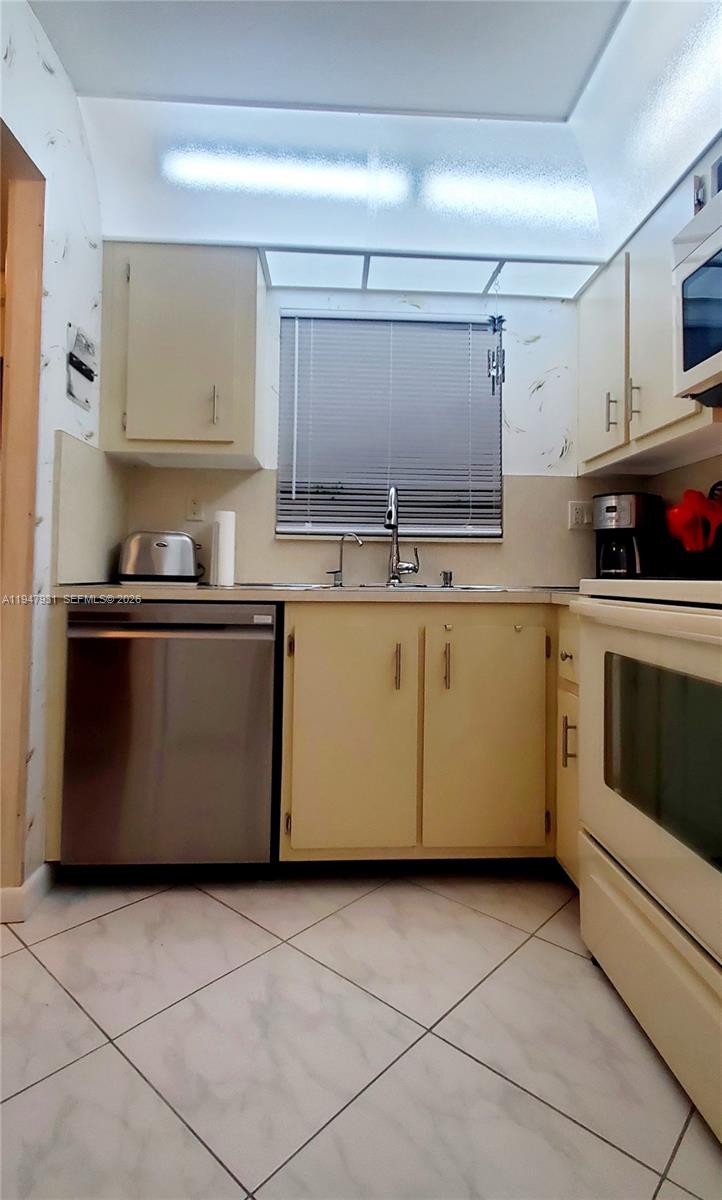 SUNRISE LAKES 168 CONDO - Residential